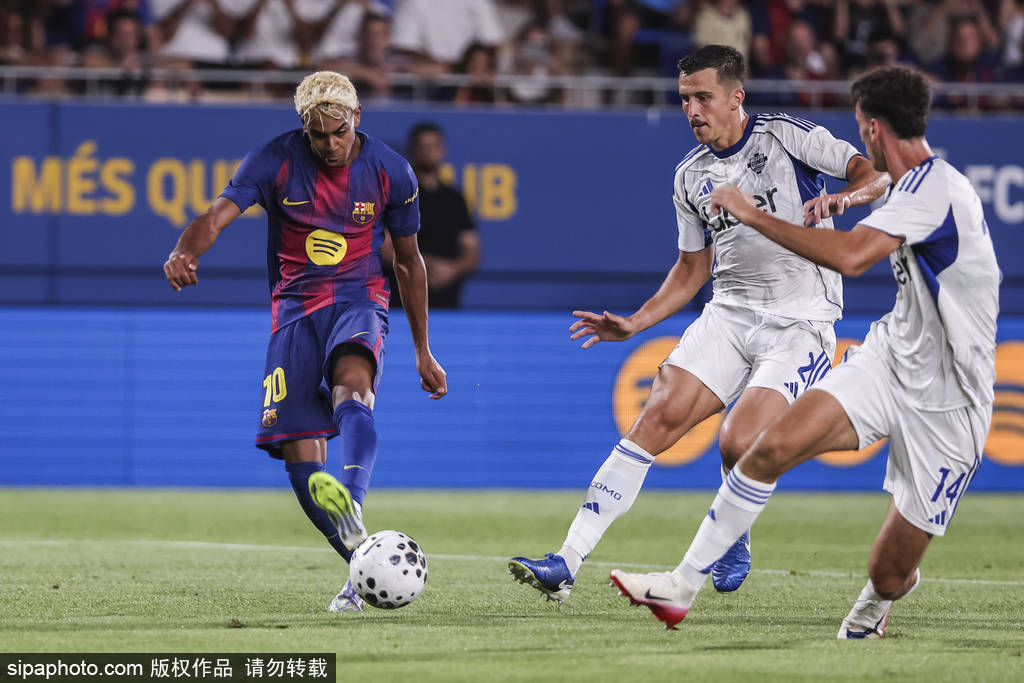 巴萨三球大胜登顶！弗里克首秀惊艳，西甲争冠格局初显