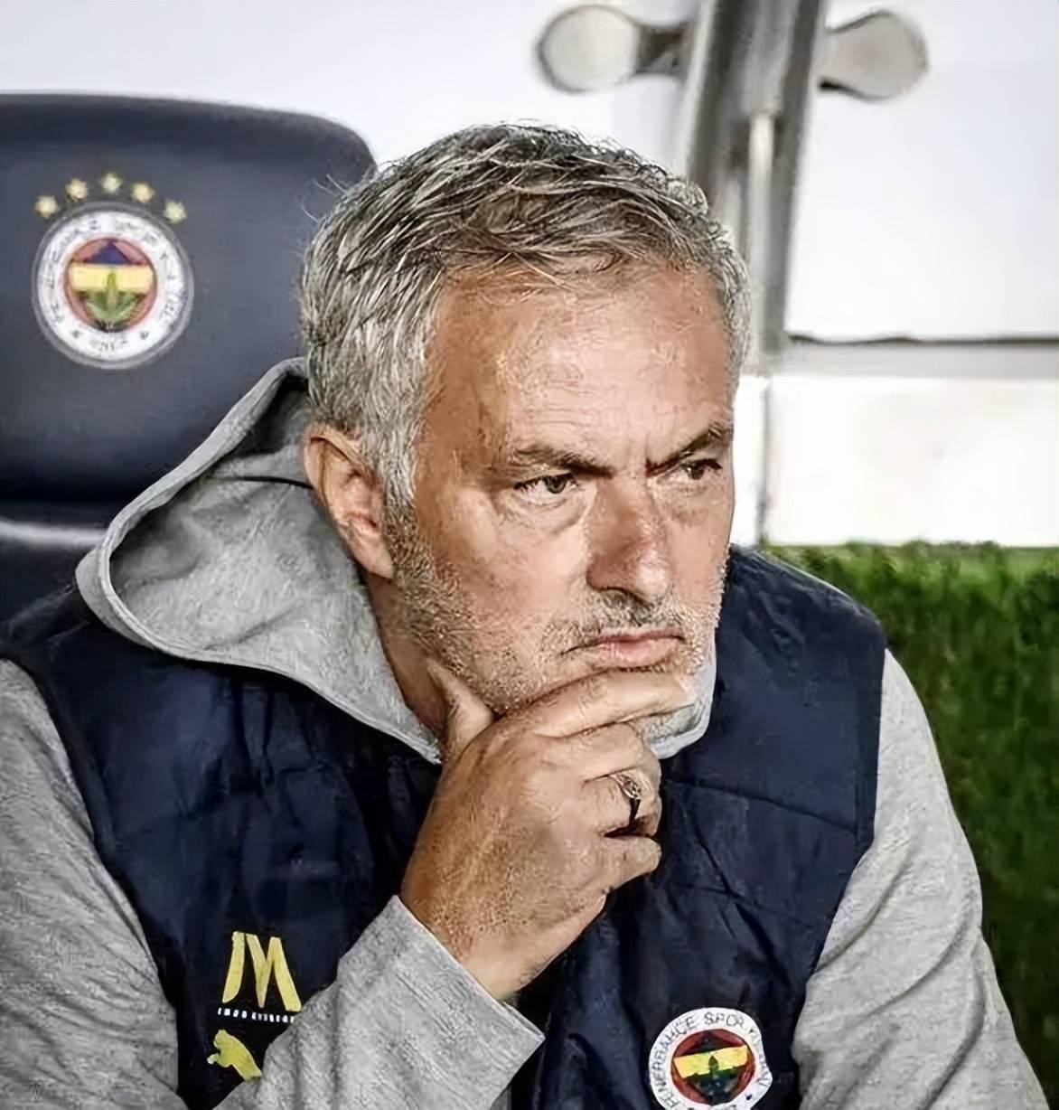 穆里尼奥再掀舆论狂潮，25分钟11打10换来0：0，裁判两度改变比赛